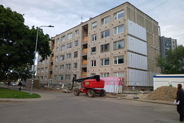 Pradėta pirmojo Lietuvoje daugiabučio skydinė renovacija: fasado šiltinimo darbus planuojama...